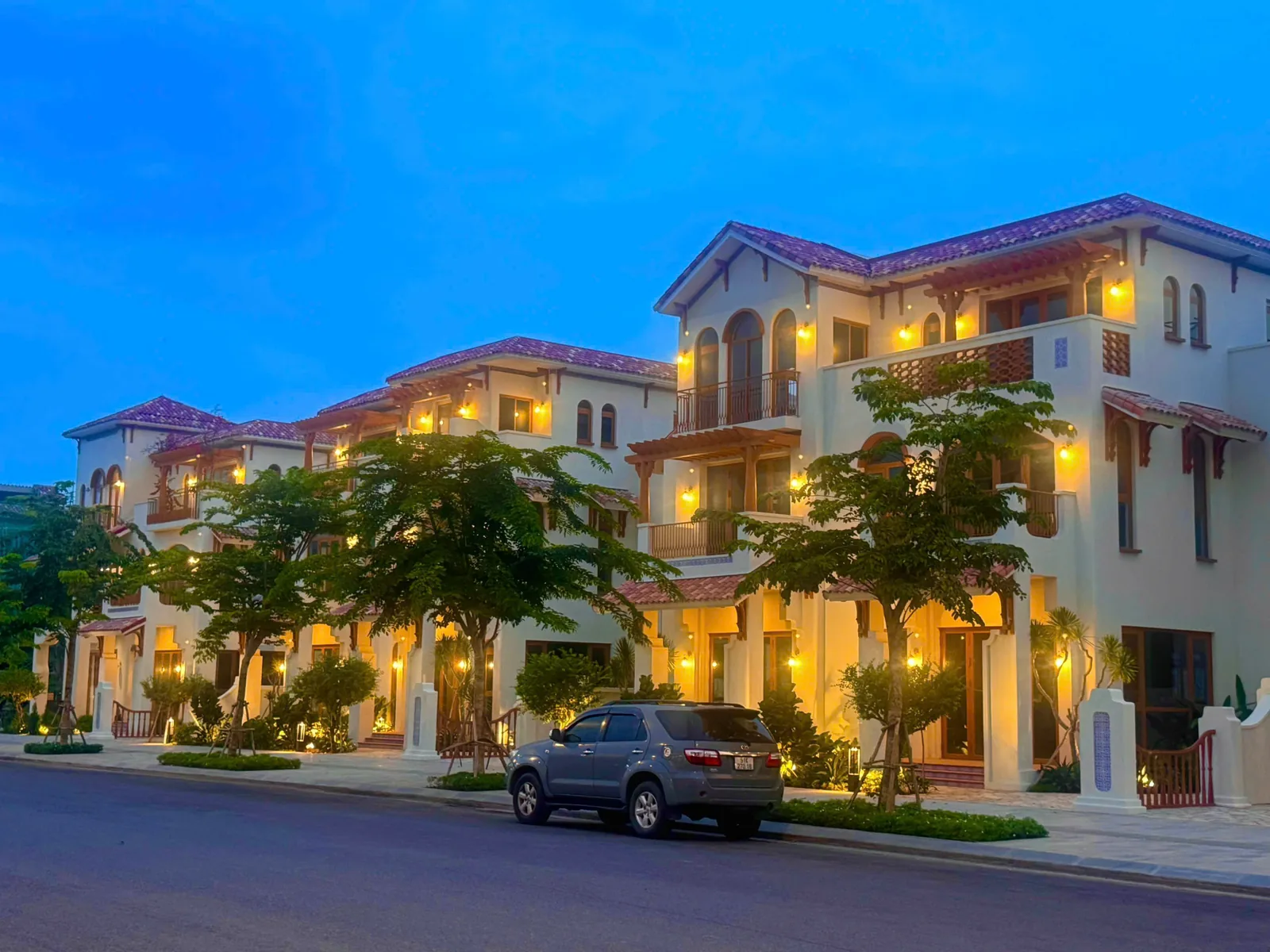 Biệt thự Casa Blanca City hoàn thiện mặt ngoài — ngói terracotta, tường nhiều lớp sơn