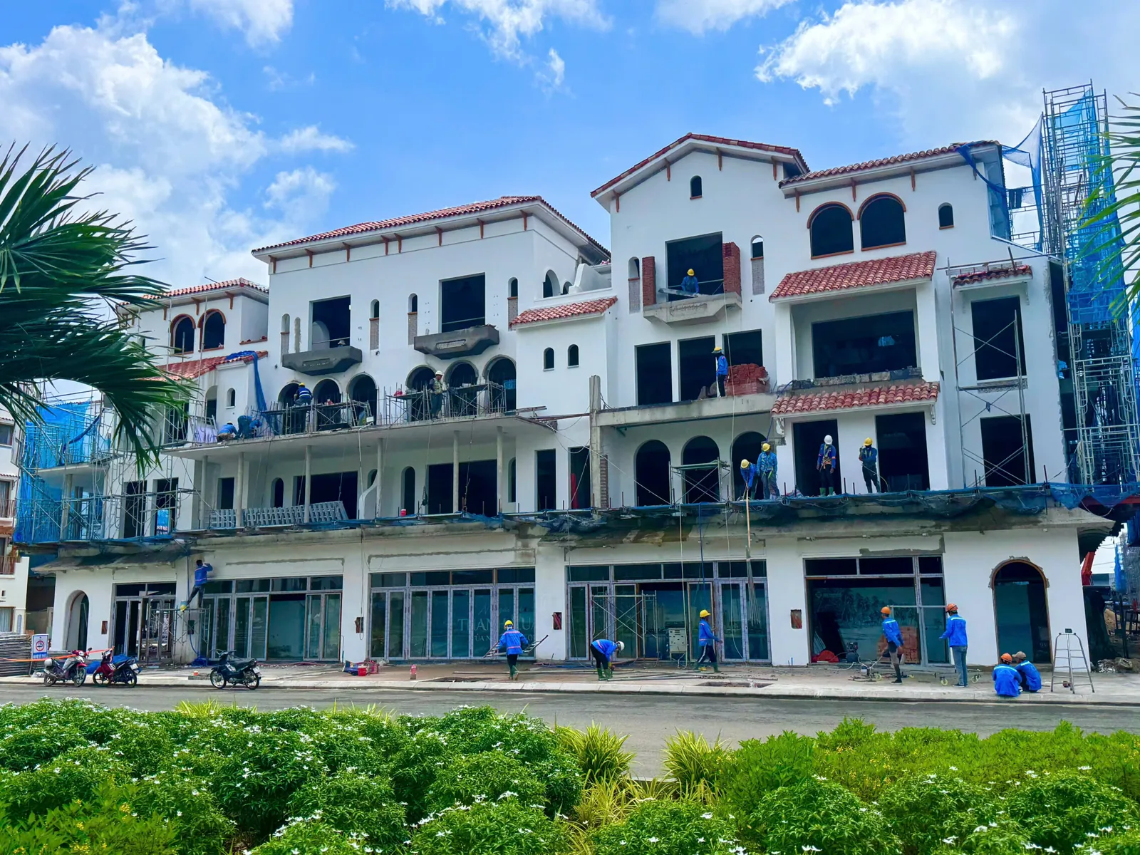Shophouse Casa Blanca City đang hoàn thiện mặt ngoài — tháng 7/2026