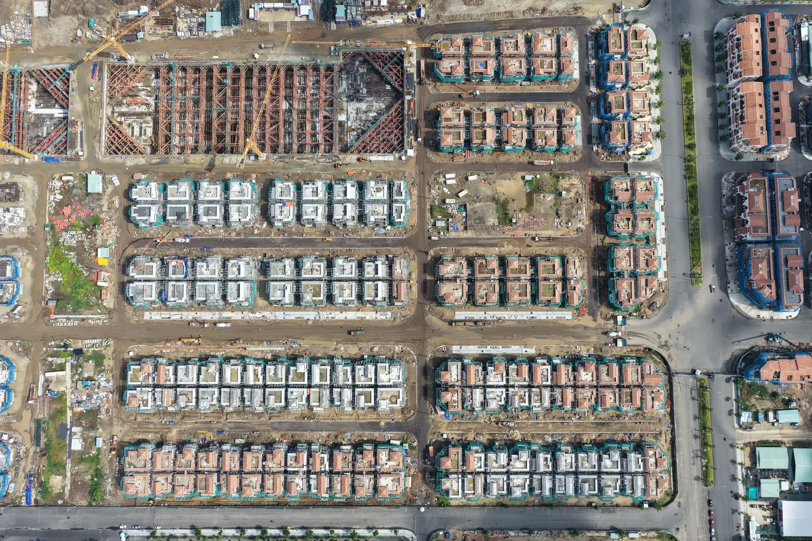 Toàn cảnh khu Casa Blanca City xen kẽ nhiều mức tiến độ khác nhau — tháng 8/2026