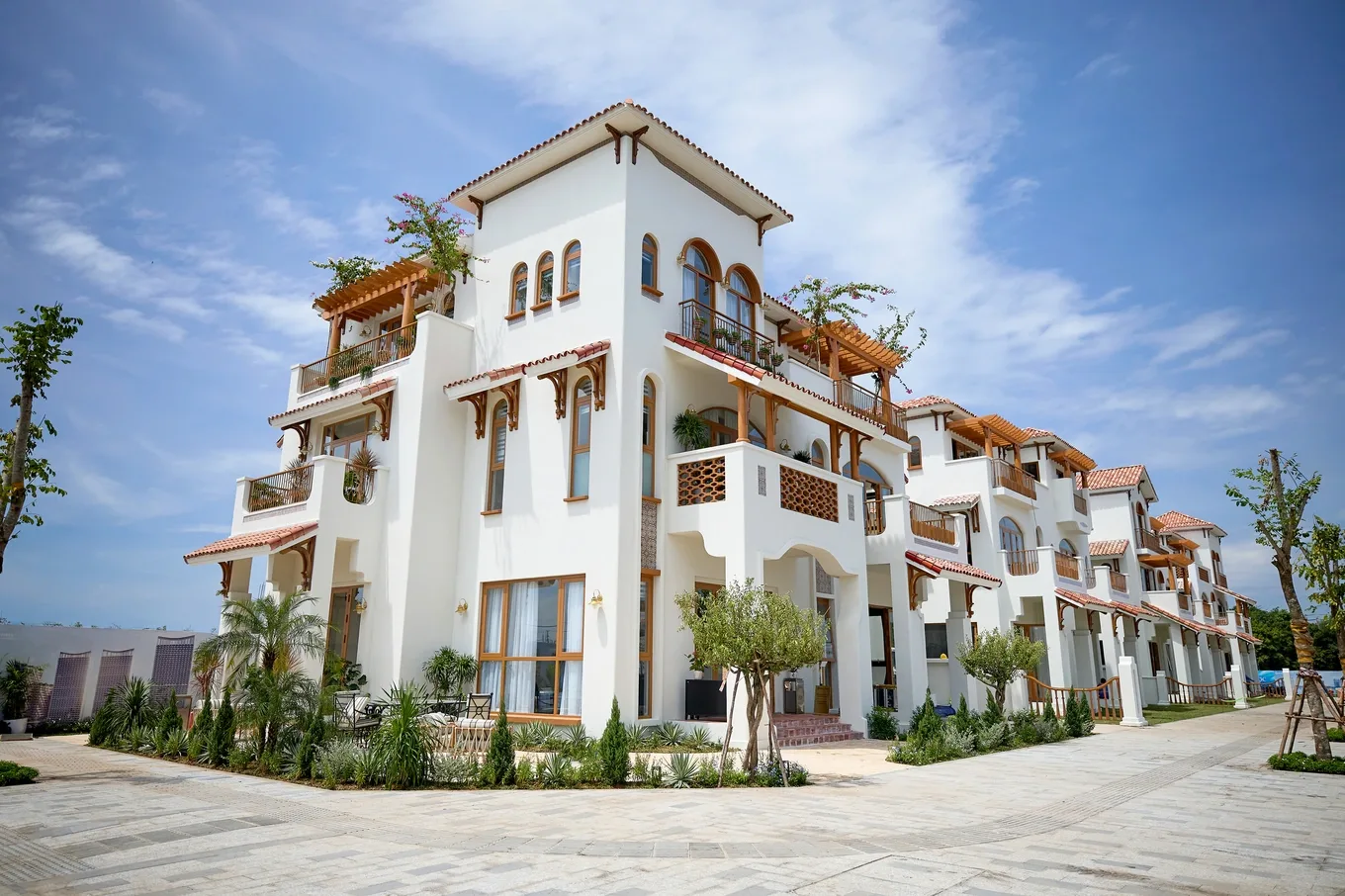 Dãy biệt thự Casa Blanca City hoàn thiện mặt ngoài cùng cảnh quan và sân lát đá — tháng 9/2026