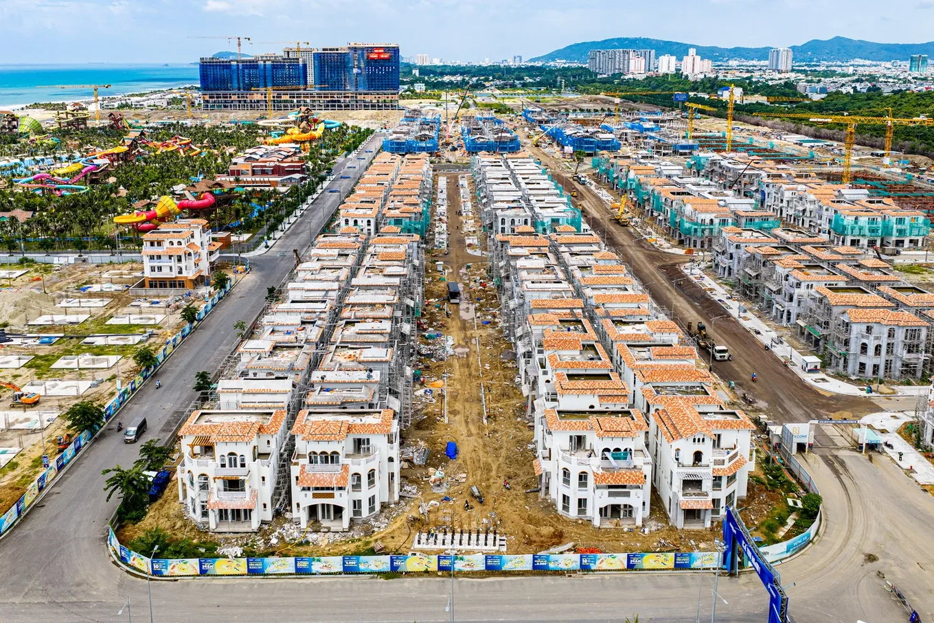 Các dãy biệt thự và nhà phố Casa Blanca City đã lợp mái ngói tháng 9/2026, bên trái là công viên nước Sun World