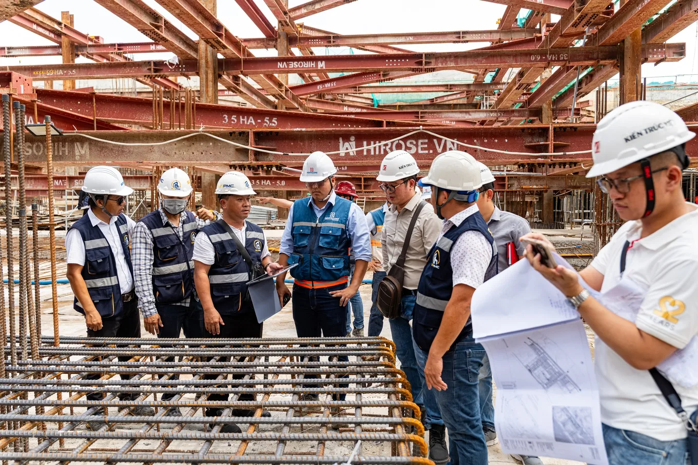 Kỹ sư kiểm tra thi công tầng hầm tháp căn hộ Blanca City tháng 9/2026, hệ dầm thép chống và cốt thép sàn hầm