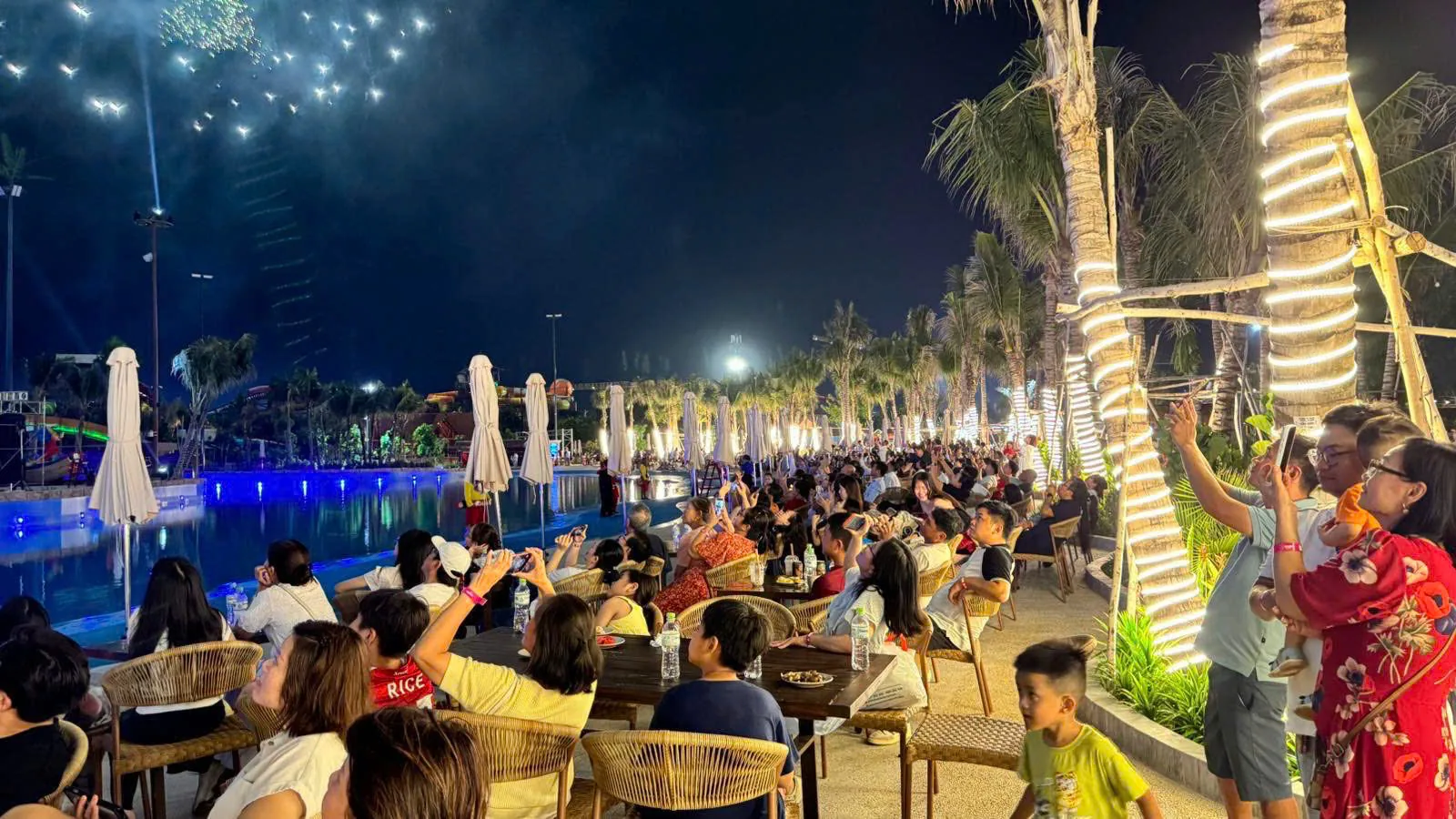 Đông đảo du khách xem pháo hoa cuối tuần tại Blanca City Vũng Tàu