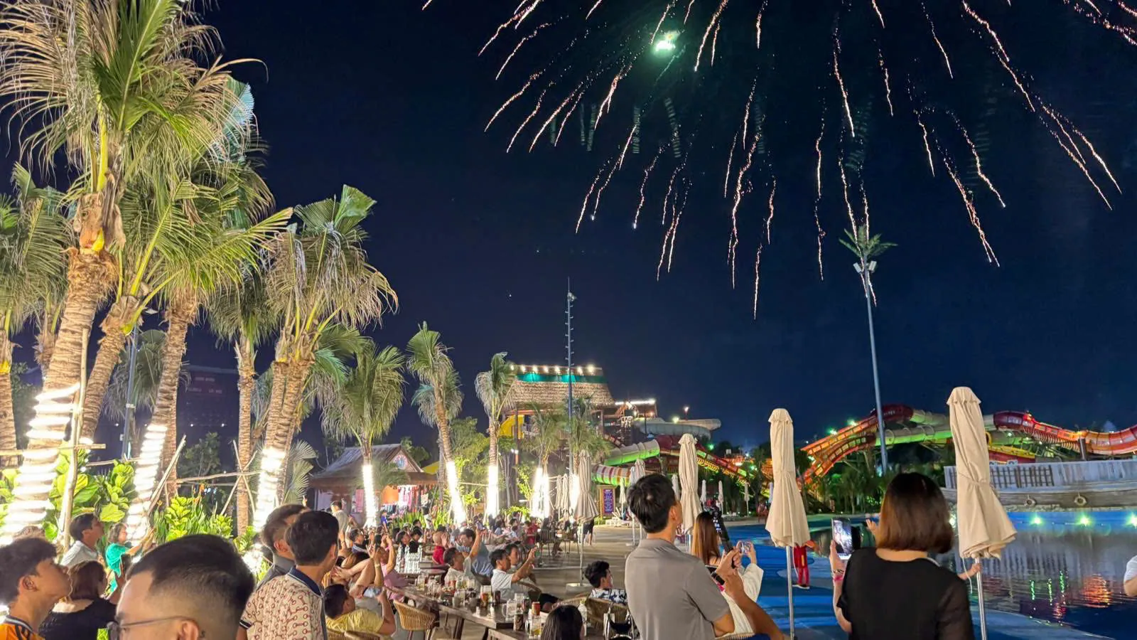 Pháo hoa cuối tuần trên công viên nước Sun World Blanca City