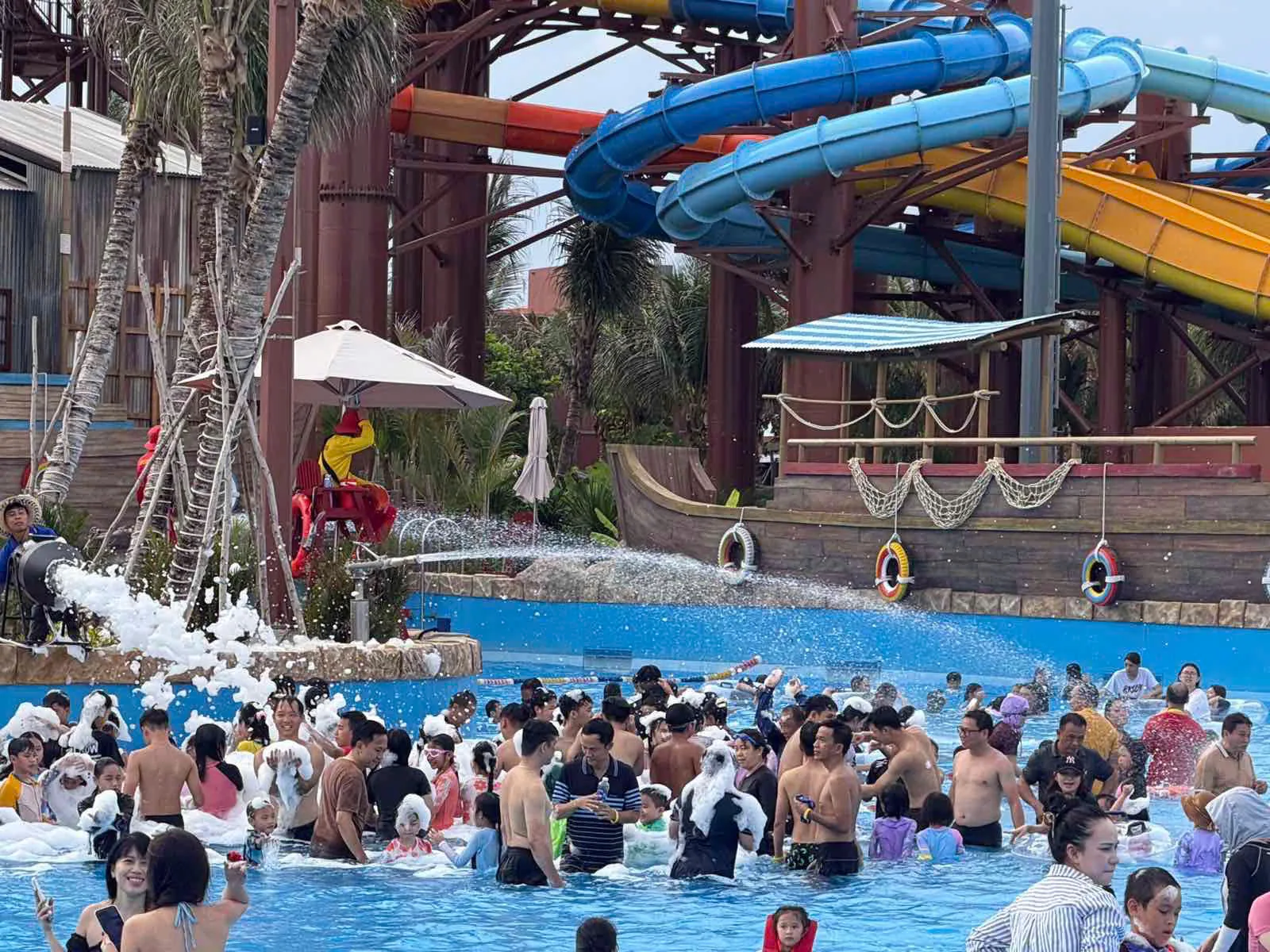Bể tạo sóng Sun World Blanca City kín người thực tế