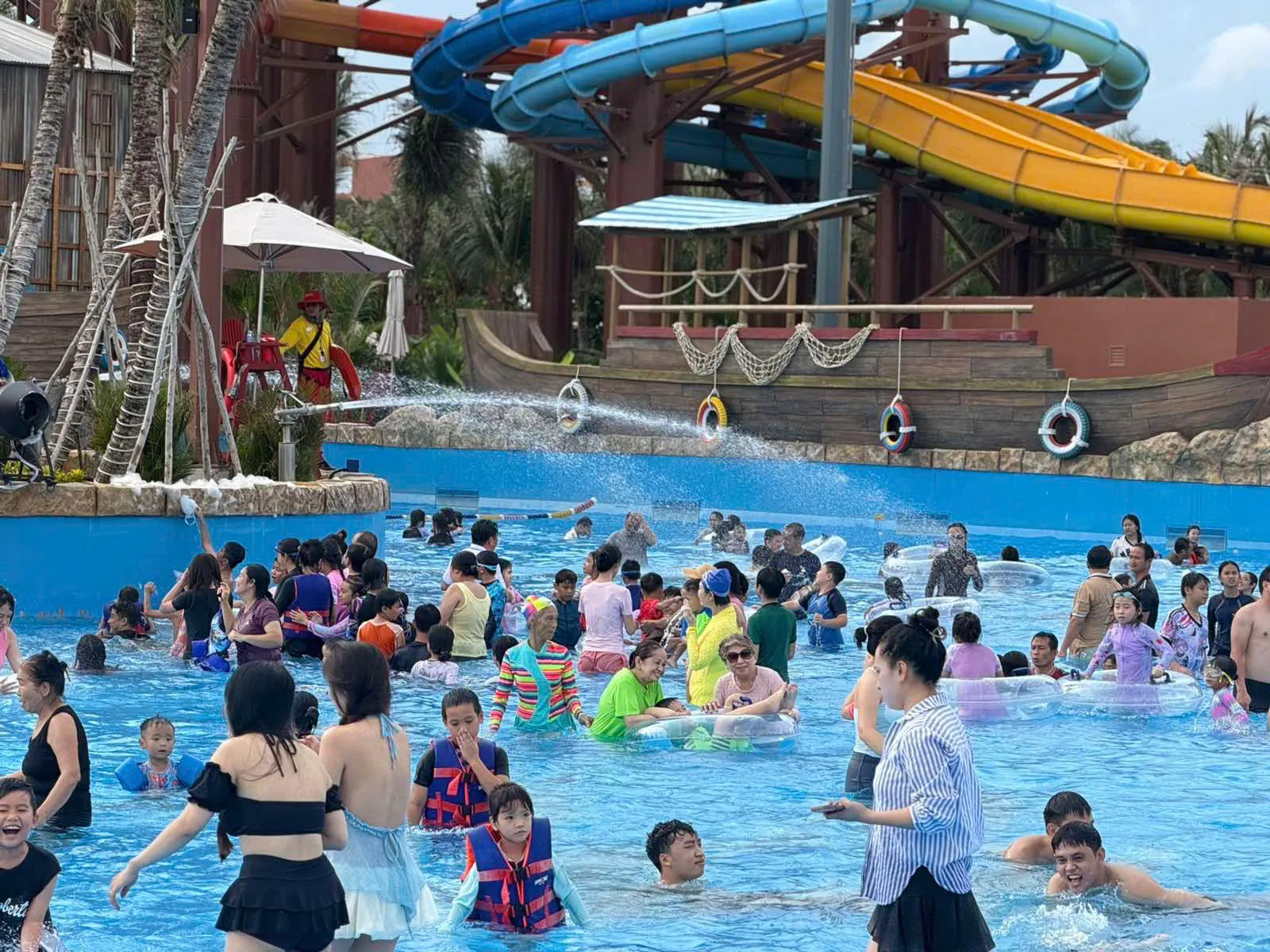 Bể tạo sóng Sun World Blanca City kín người dịp cuối tuần