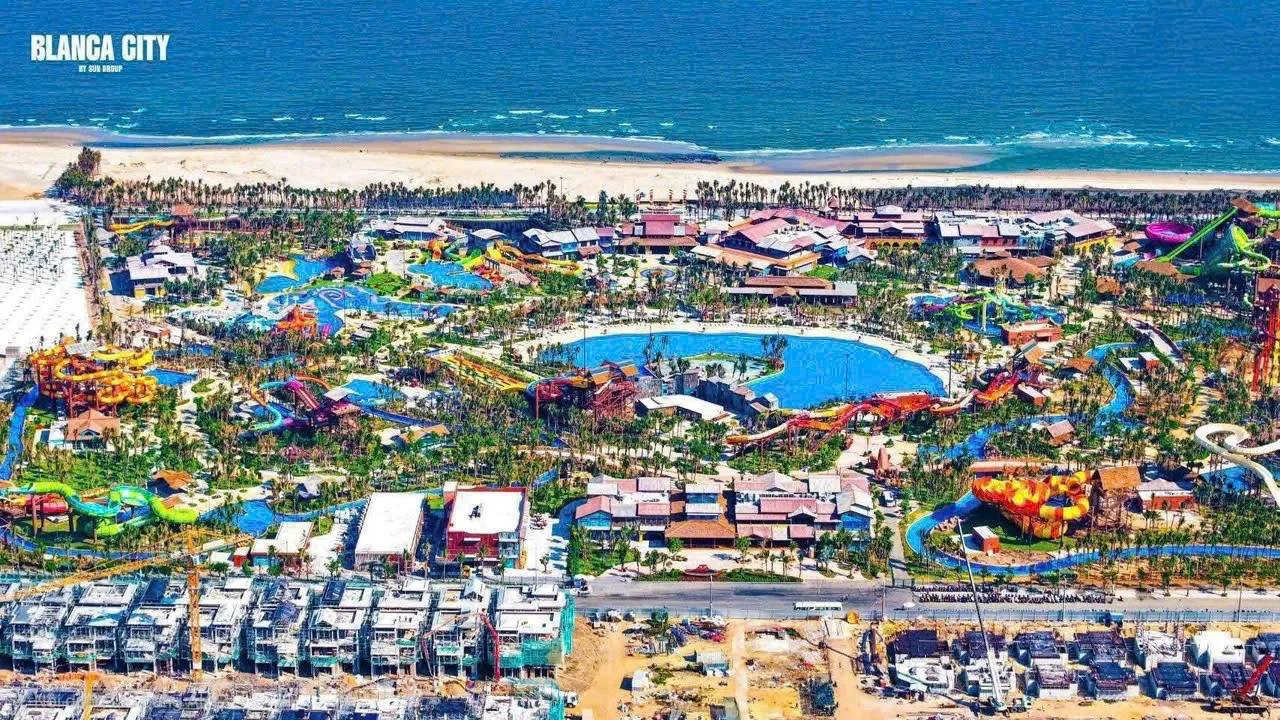 Flycam toàn cảnh công viên nước Sun World cạnh biển — Blanca City Vũng Tàu