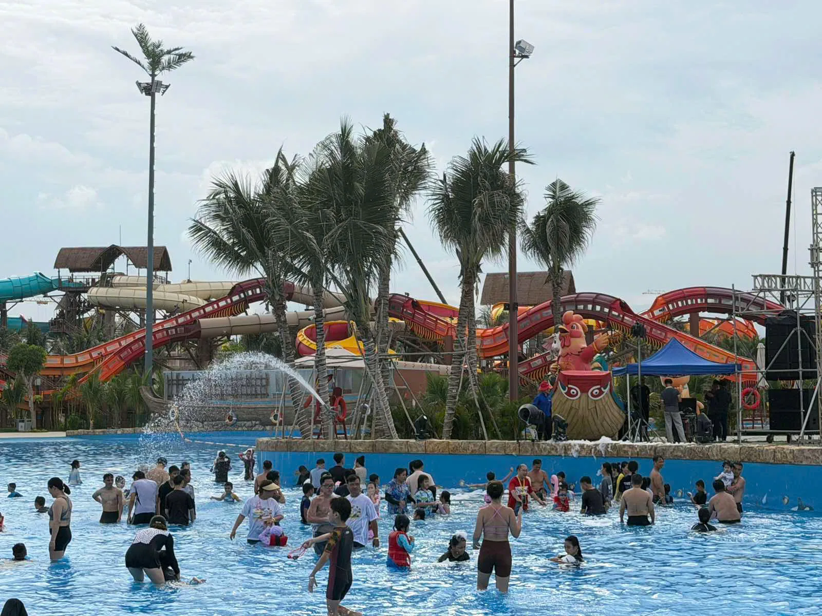 Sun World Vũng Tàu thực tế đông khách vui chơi tại Blanca City